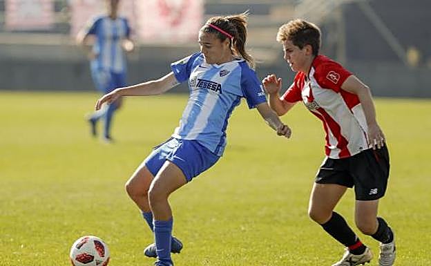 Garazi tratando de arrebatarle el balón a una jugadora malagueña en el partido de ida. 