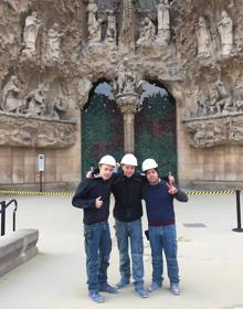 Imagen secundaria 2 - Santiago Rey le saca lustre al Big Ben. Francisco Castro y Manuel Rial limpian el Capitolio (derecha). Otros equipos en la Sagrada Familia.