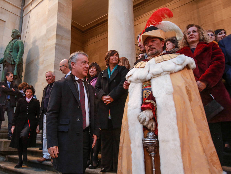La plaza de la Provincia se convirtió, un año más, en el anuncio a la fiesta