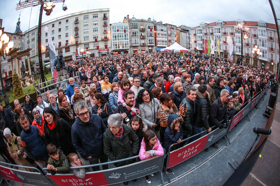 La plaza de la Provincia se convirtió, un año más, en el anuncio a la fiesta