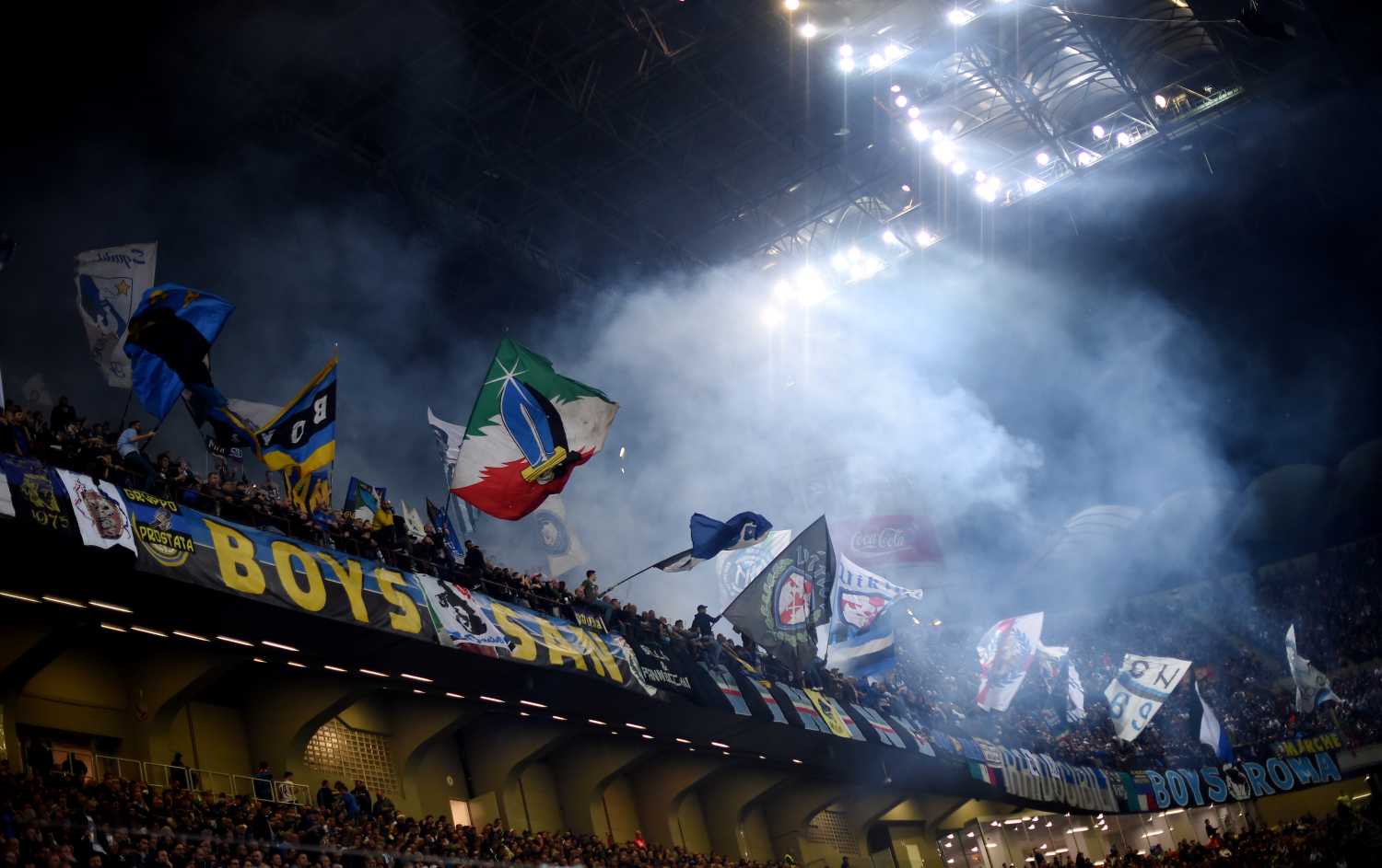 Hinchas del Inter de Milán animando durante el partido ante el Juventus.