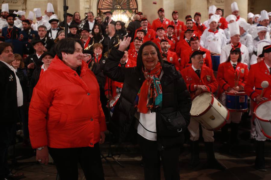 Más de 300 miembros de las 25 sociedades participantes en la Tamborrada tocaron tambores, barriles y barriletes para animar la víspera del patrón