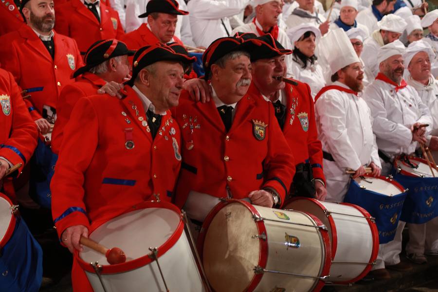 Más de 300 miembros de las 25 sociedades participantes en la Tamborrada tocaron tambores, barriles y barriletes para animar la víspera del patrón