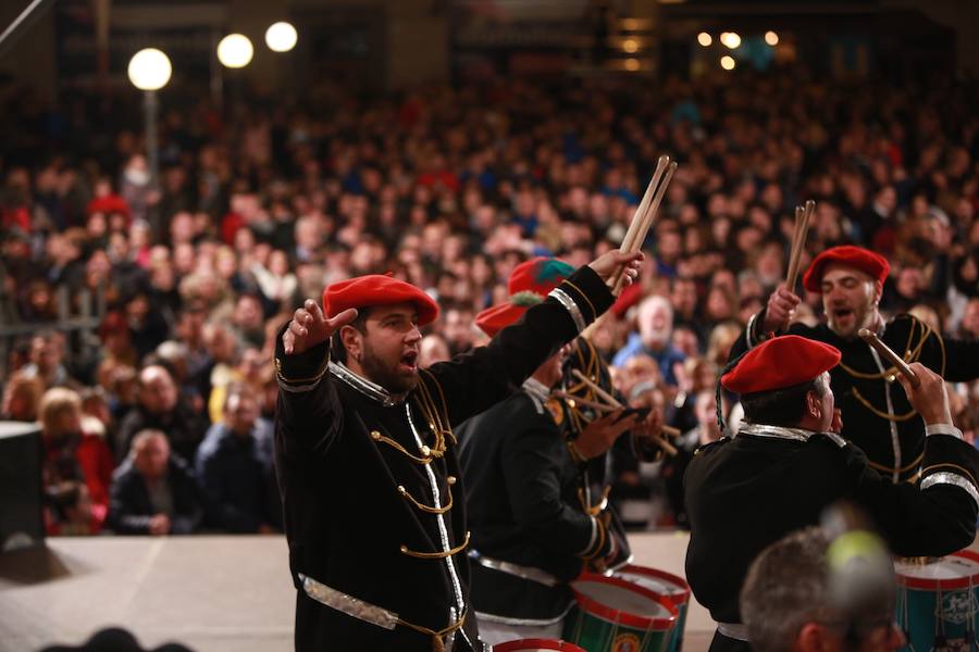 Más de 300 miembros de las 25 sociedades participantes en la Tamborrada tocaron tambores, barriles y barriletes para animar la víspera del patrón
