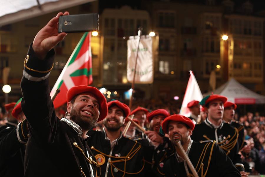 Más de 300 miembros de las 25 sociedades participantes en la Tamborrada tocaron tambores, barriles y barriletes para animar la víspera del patrón