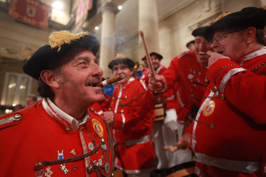 Más de 300 miembros de las 25 sociedades participantes en la Tamborrada tocaron tambores, barriles y barriletes para animar la víspera del patrón