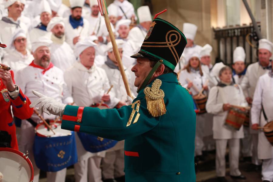 Más de 300 miembros de las 25 sociedades participantes en la Tamborrada tocaron tambores, barriles y barriletes para animar la víspera del patrón