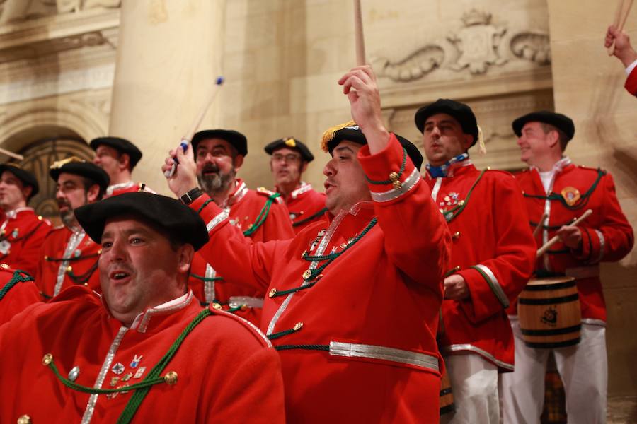 Más de 300 miembros de las 25 sociedades participantes en la Tamborrada tocaron tambores, barriles y barriletes para animar la víspera del patrón