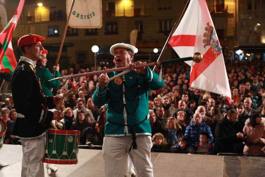 Más de 300 miembros de las 25 sociedades participantes en la Tamborrada tocaron tambores, barriles y barriletes para animar la víspera del patrón