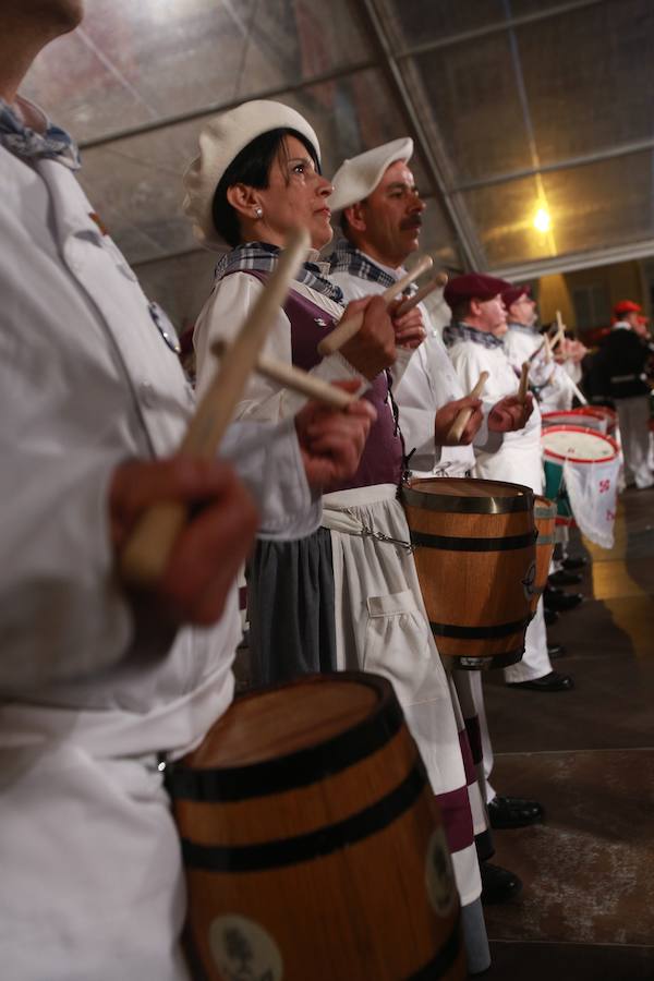 Más de 300 miembros de las 25 sociedades participantes en la Tamborrada tocaron tambores, barriles y barriletes para animar la víspera del patrón