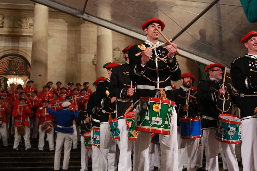 Más de 300 miembros de las 25 sociedades participantes en la Tamborrada tocaron tambores, barriles y barriletes para animar la víspera del patrón