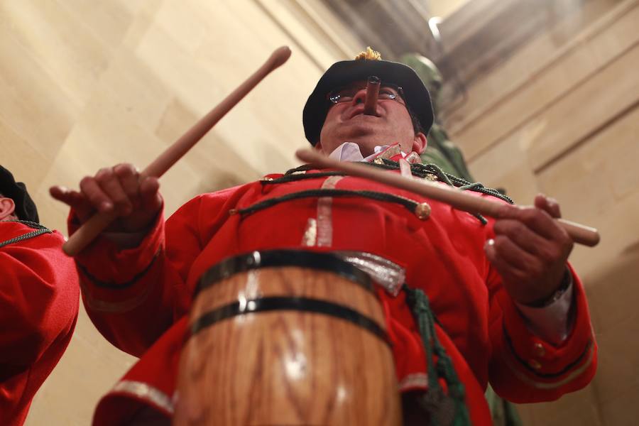 Más de 300 miembros de las 25 sociedades participantes en la Tamborrada tocaron tambores, barriles y barriletes para animar la víspera del patrón