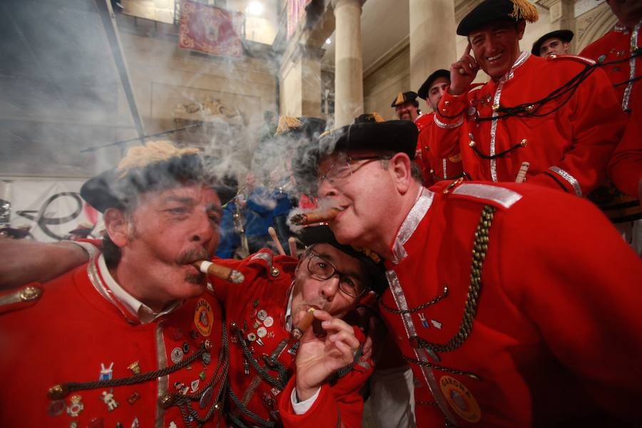 Más de 300 miembros de las 25 sociedades participantes en la Tamborrada tocaron tambores, barriles y barriletes para animar la víspera del patrón