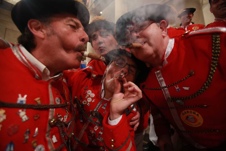 Más de 300 miembros de las 25 sociedades participantes en la Tamborrada tocaron tambores, barriles y barriletes para animar la víspera del patrón