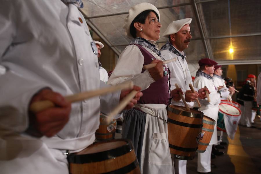 Más de 300 miembros de las 25 sociedades participantes en la Tamborrada tocaron tambores, barriles y barriletes para animar la víspera del patrón