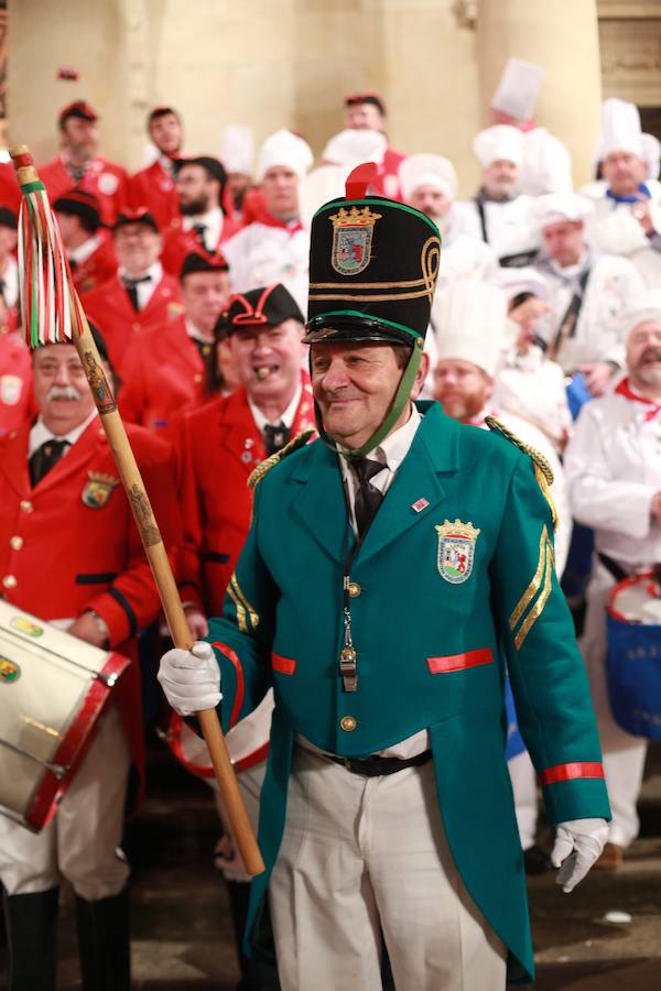 Más de 300 miembros de las 25 sociedades participantes en la Tamborrada tocaron tambores, barriles y barriletes para animar la víspera del patrón