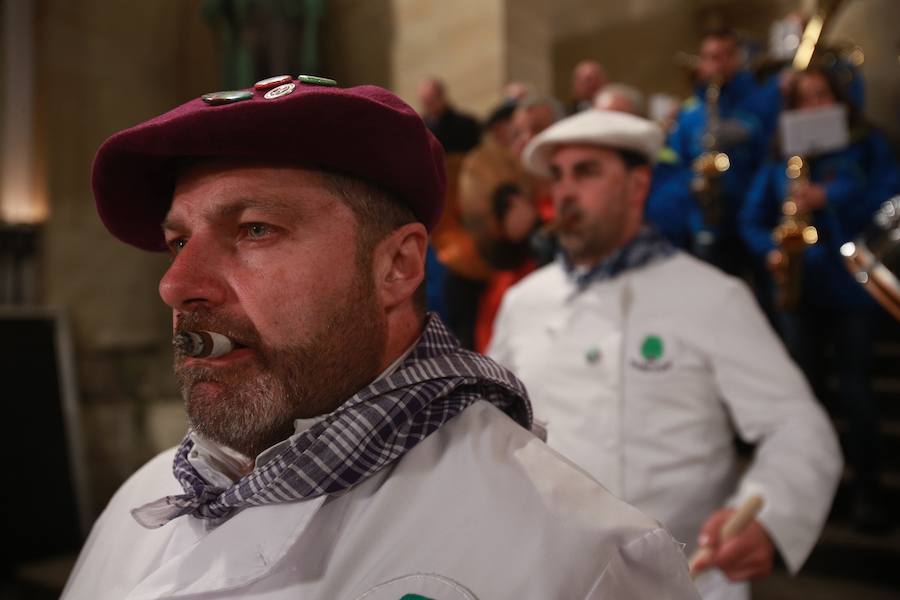 Más de 300 miembros de las 25 sociedades participantes en la Tamborrada tocaron tambores, barriles y barriletes para animar la víspera del patrón