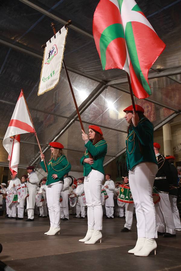 Más de 300 miembros de las 25 sociedades participantes en la Tamborrada tocaron tambores, barriles y barriletes para animar la víspera del patrón