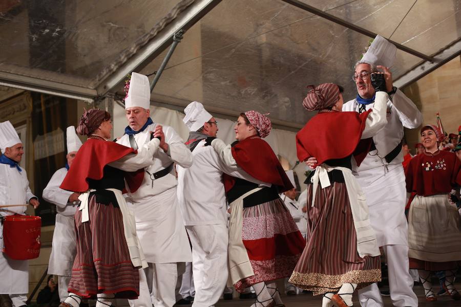 Más de 300 miembros de las 25 sociedades participantes en la Tamborrada tocaron tambores, barriles y barriletes para animar la víspera del patrón