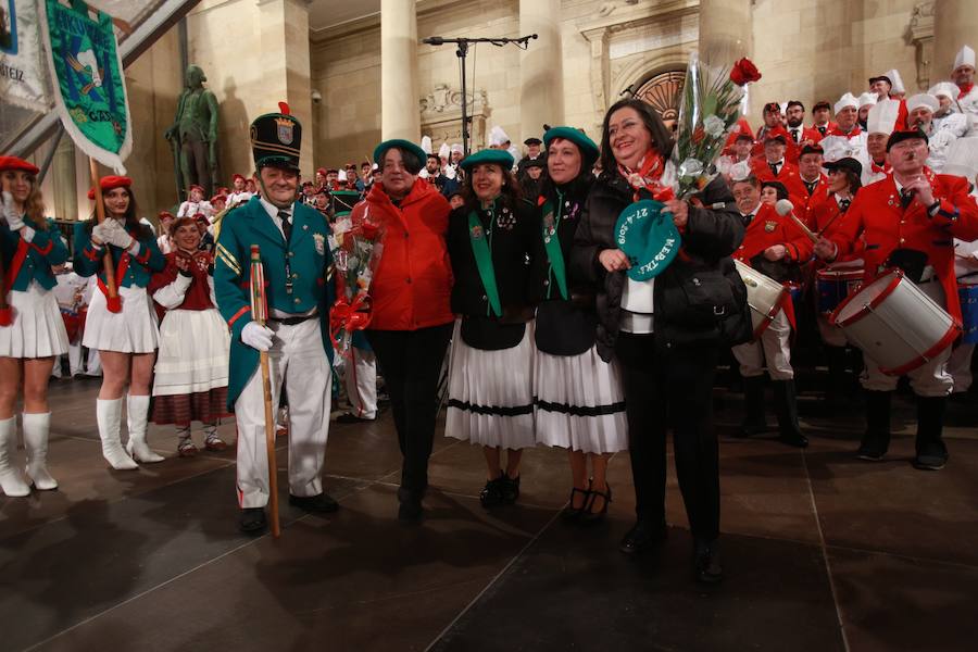 Más de 300 miembros de las 25 sociedades participantes en la Tamborrada tocaron tambores, barriles y barriletes para animar la víspera del patrón