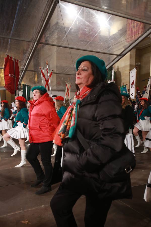 Más de 300 miembros de las 25 sociedades participantes en la Tamborrada tocaron tambores, barriles y barriletes para animar la víspera del patrón