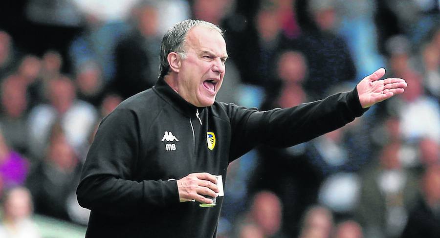 Marcelo Bielsa da instrucciones a sus hombres en el partido que disputaron ayer el Leeds y el Aston Villa en Elland Road. 