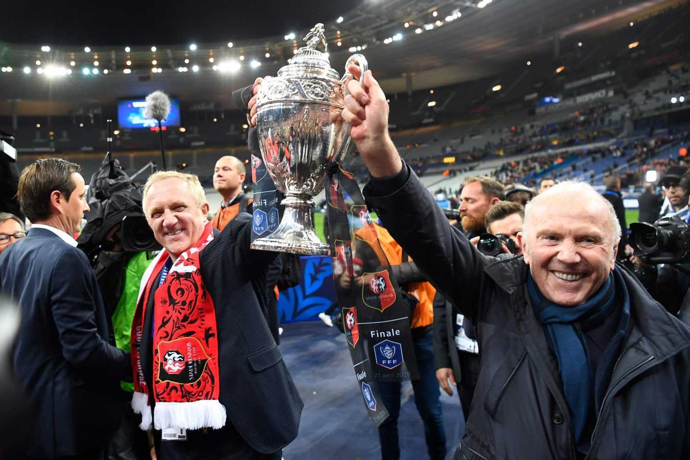 El empresario francés François-Henri Pinault (i) y su padre Francois Pinault celebran con el trofeo después de que Rennes ganó la final de la Copa de Francia entre Rennes (SRFC) y París Saint-Germain (PSG), en París