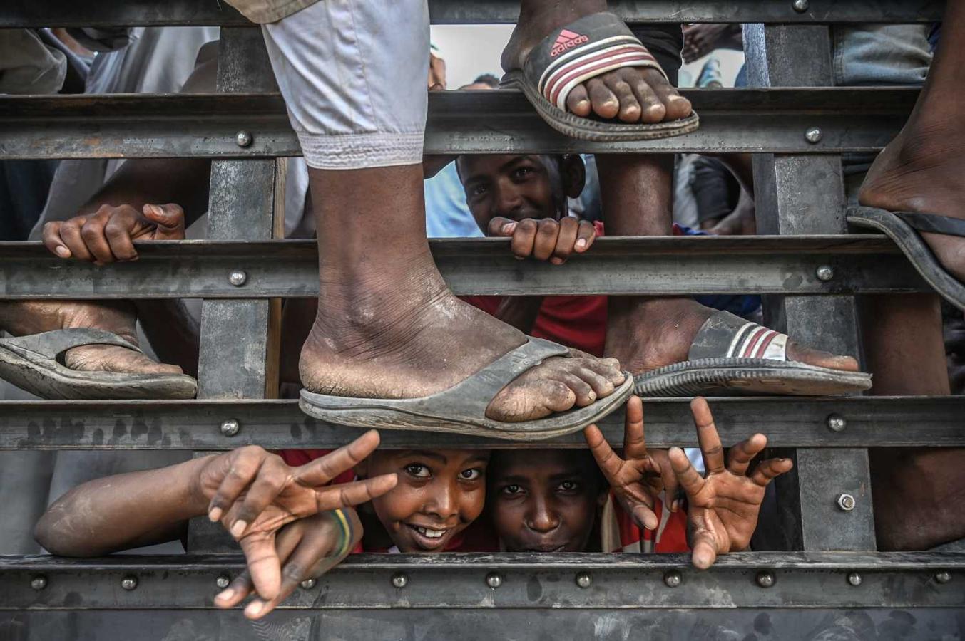 Los manifestantes sudaneses llegan para unirse a la sentada frente al cuartel general del ejército en la capital, Jartum,. - Un comité conjunto que representa a los líderes militares de Sudán y los manifestantes celebrará su primera reunión para hablar sobre su demanda del gobierno civil. 