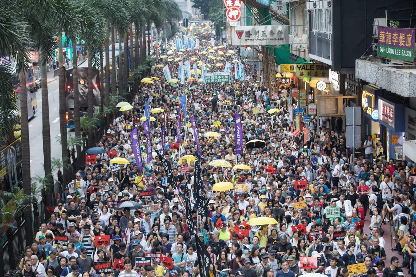 Miles de activistas prodemocráticos participan en una marcha contra la propuesta ley de extradición, en Hong Kong, China. Millares de hongkoneses se manifestaron este domingo por segunda vez en un mes para pedir que se retiren las revisiones propuestas a dos leyes relativas a la extradición a China continental, cambios que, según denuncian organizaciones civiles, podrían dar lugar a tortura e intimidación. 