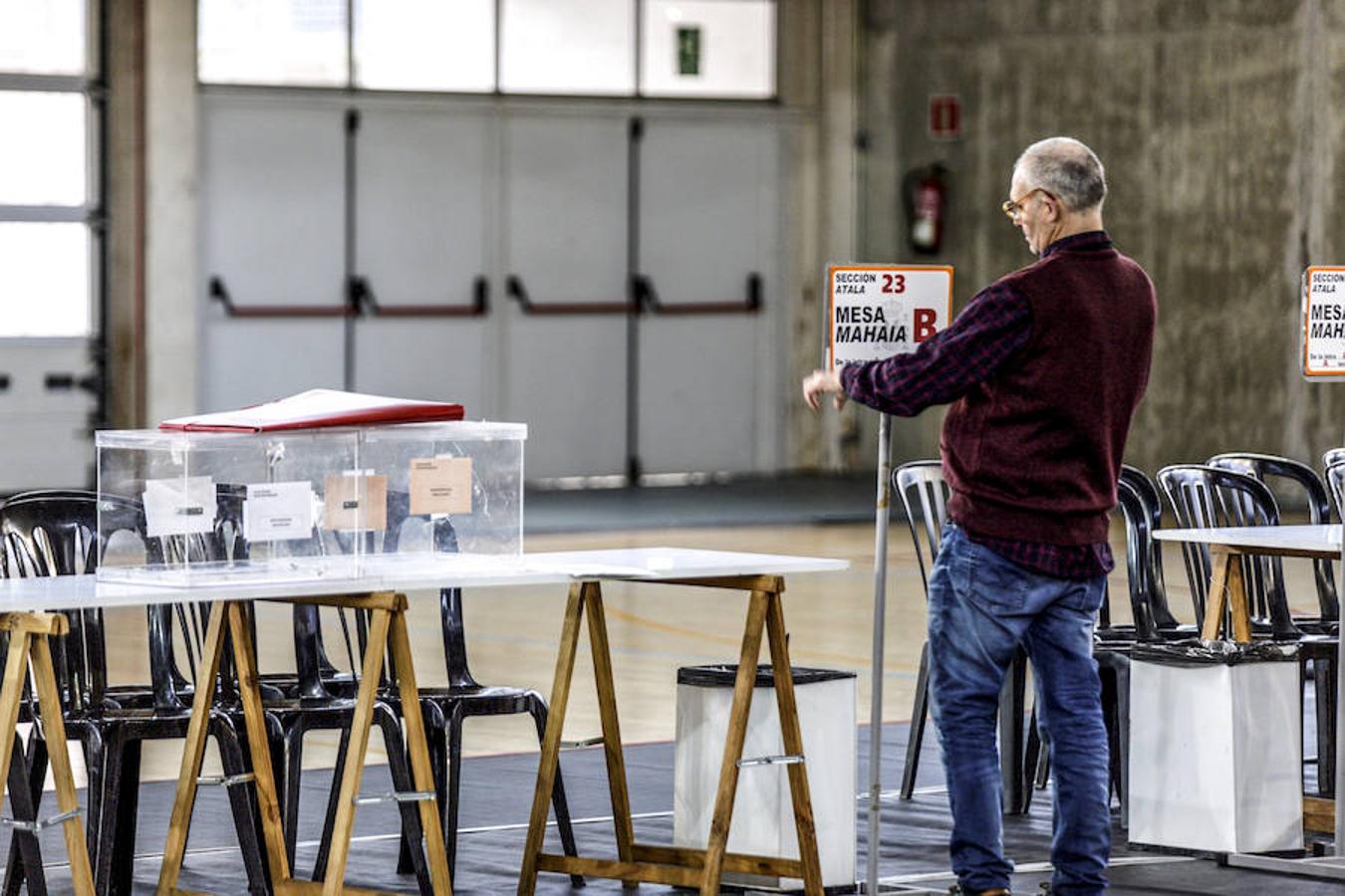 Fotos: La jornada electoral en Vitoria en imagenes