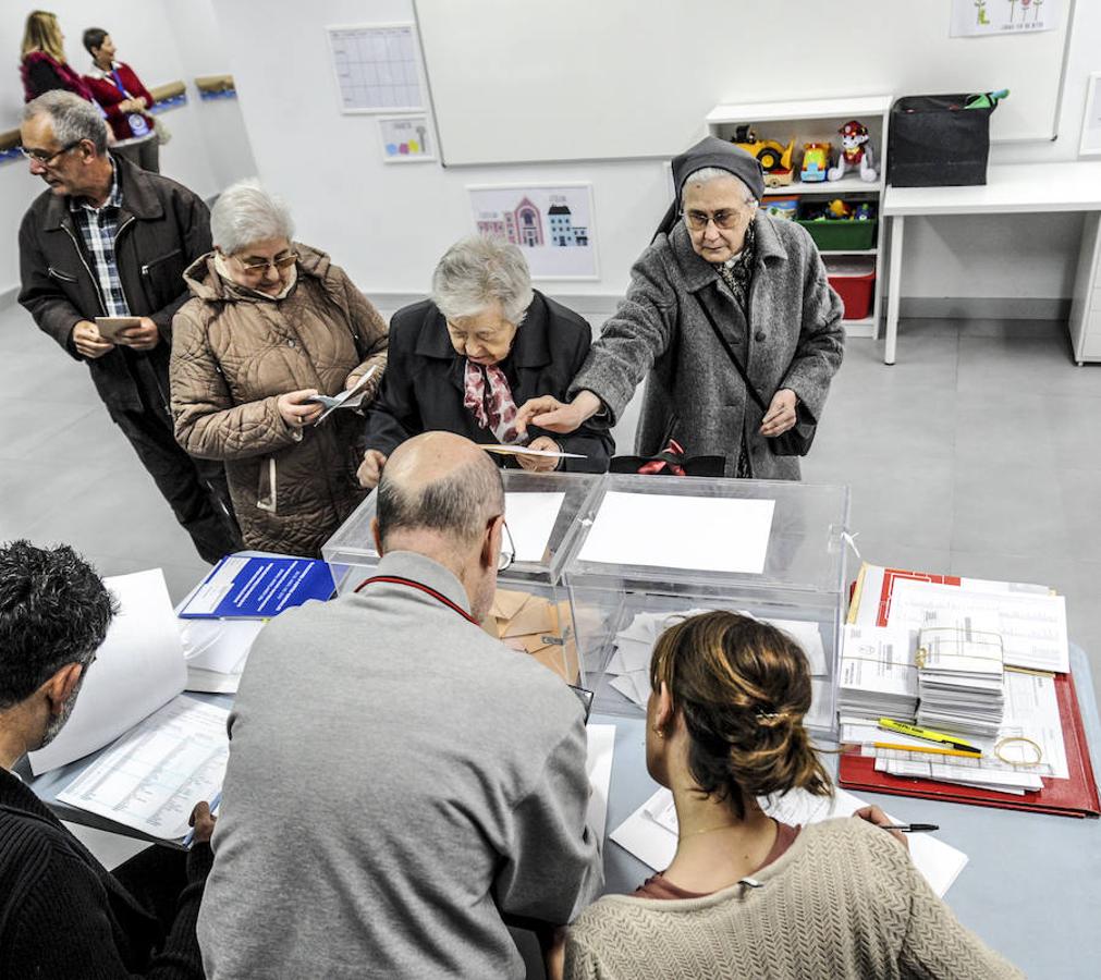 Fotos: La jornada electoral en Vitoria en imagenes