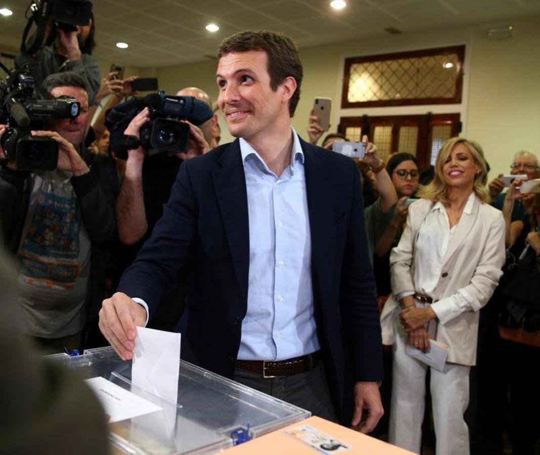 Fotos de la jornada electoral, candidatos y anécdotas en las votaciones de las elecciones generales 28A. En la imagen, Pablo Casado vota bajo la atenta mirada de su mujer. 