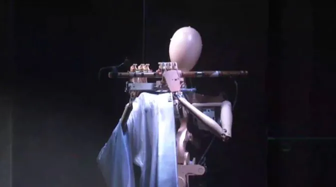 Uno de los robots toca un instrumento.