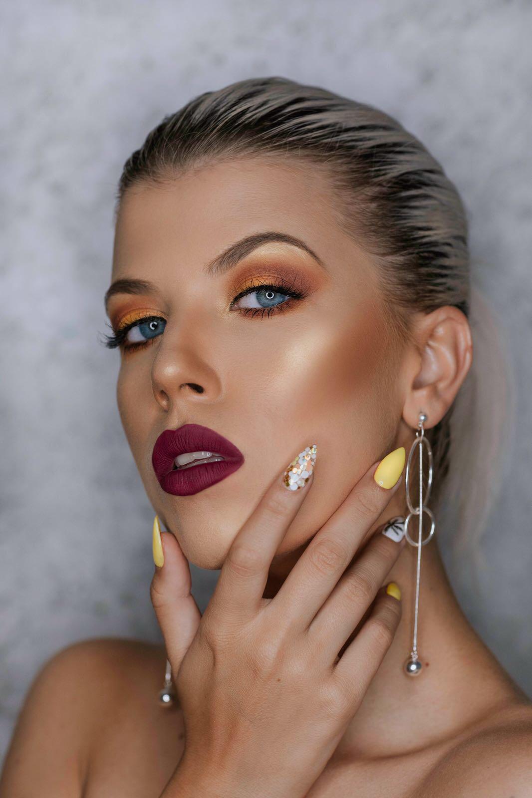 Con tan solo 24 años Bianka Szamosi ha formado parte del equipo de estilistas de la fiesta de los premios MTV y ha estado detrás del maquillaje de Silvia Abril para el JA Bilbao Festival