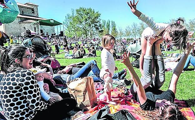 Miles de alaveses respondieron a la romería en una jornada de elecciones acompañada de una excepcional temperatura.