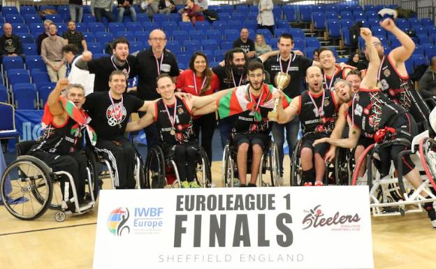 Los jugadores del Bidaideak celebran el título en Sheffield. 