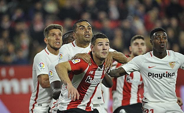 El sevillista Mercado sujeta a Guruzeta en el Pizjuán 