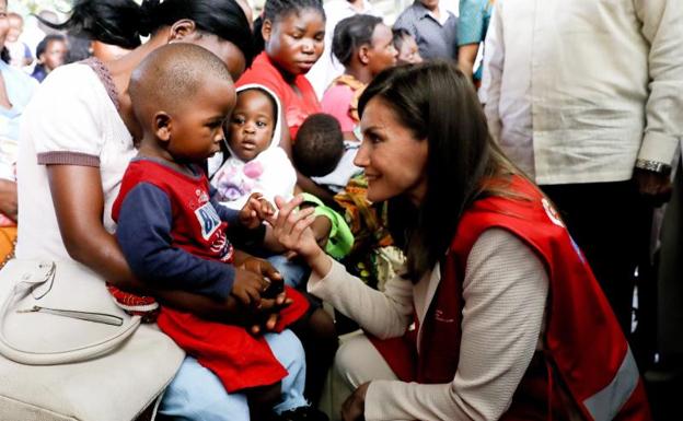 La Reina, en el centro contra la malaria. 