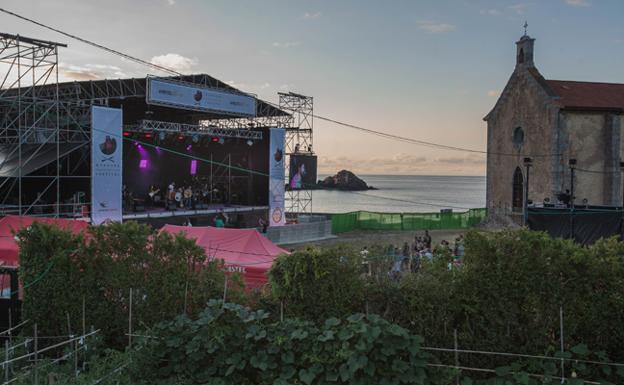 El Mundaka Festival ha tenido como escenario hasta ahora la península de Santa Catalina.