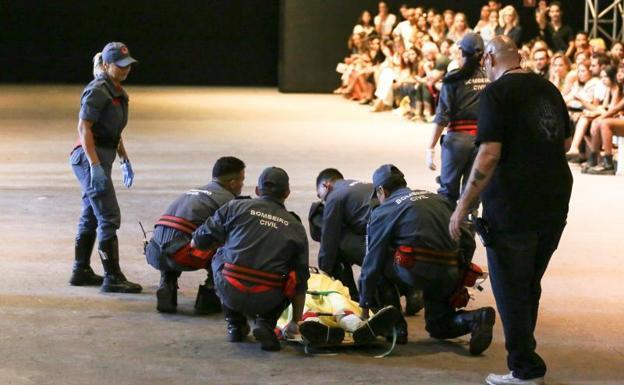 Trasladan al joven modelo tras desmayarse en la pasarela. 