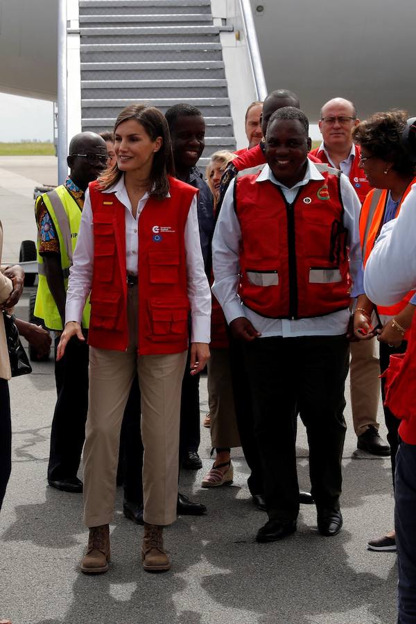 Analizamos la maleta de doña Letizia en su cuarto viaje de cooperación Internacional, esta vez al sudeste africano