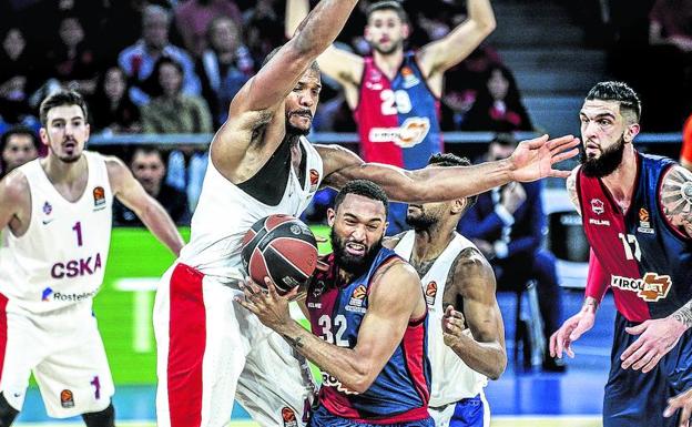 Darrun Hilliard se ve alejado del aro ruso ante la defensa de Kyle Hines en el cuarto choque de la serie de cuartos contra el CSKA.