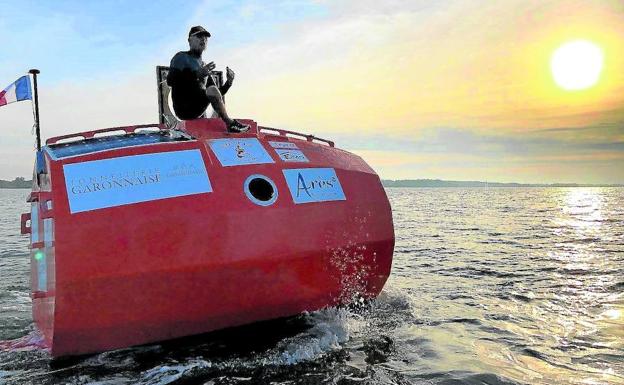 Jean-Jacques Savin comprueba la flotabilidad de su barrica antes de comenzar su aventura.