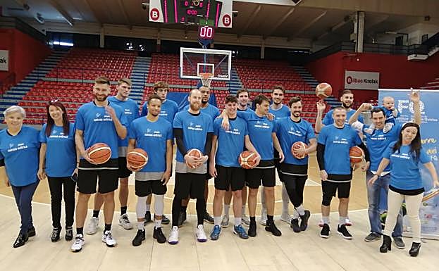 Los jugadores posan en apoyo a la Asociación del País Vasco de Fibrosis Quística.