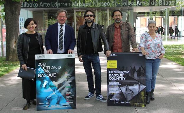 Irene Larraza, directora del Instituto Etxepare; Bingen Zupiria, consejero de Cultura del Gobierno Vasco; y los directores de cine Koldo Almandoz, Iban del Campo y Begoña Vicario, en la presentación del programa en el Museo de Bellas Artes de Bilbao.