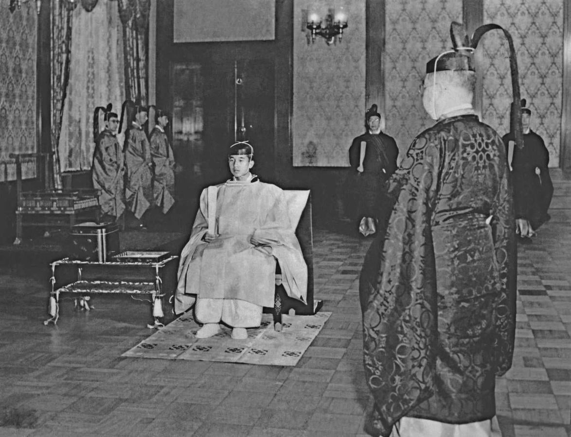 11 de noviembre de 1952. Akihito es investido príncipe heredero de Japón.