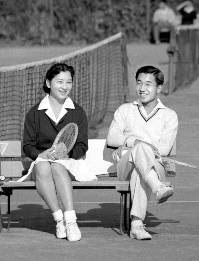 El príncipe heredero de Japón, Akihito, conversa con Michiko Shoda tras un partido de tenis en el Tokyo Lawn Tennis Club en Tokio, Japón, el 6 de diciembre de 1958
