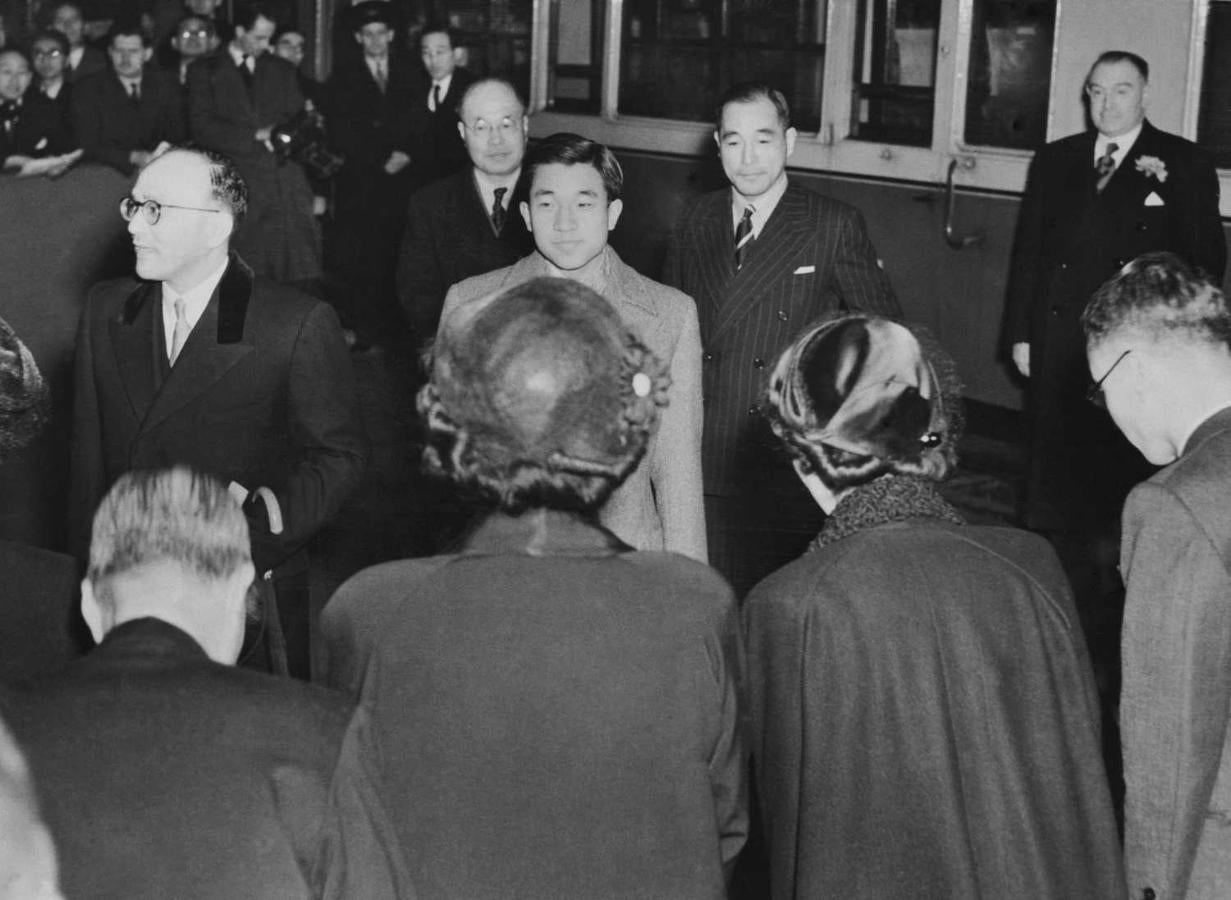 Mayo 1953, Akihito, llega a la estación de Waterloo para asistir a la ceremonia de coronación de la reina Isabel