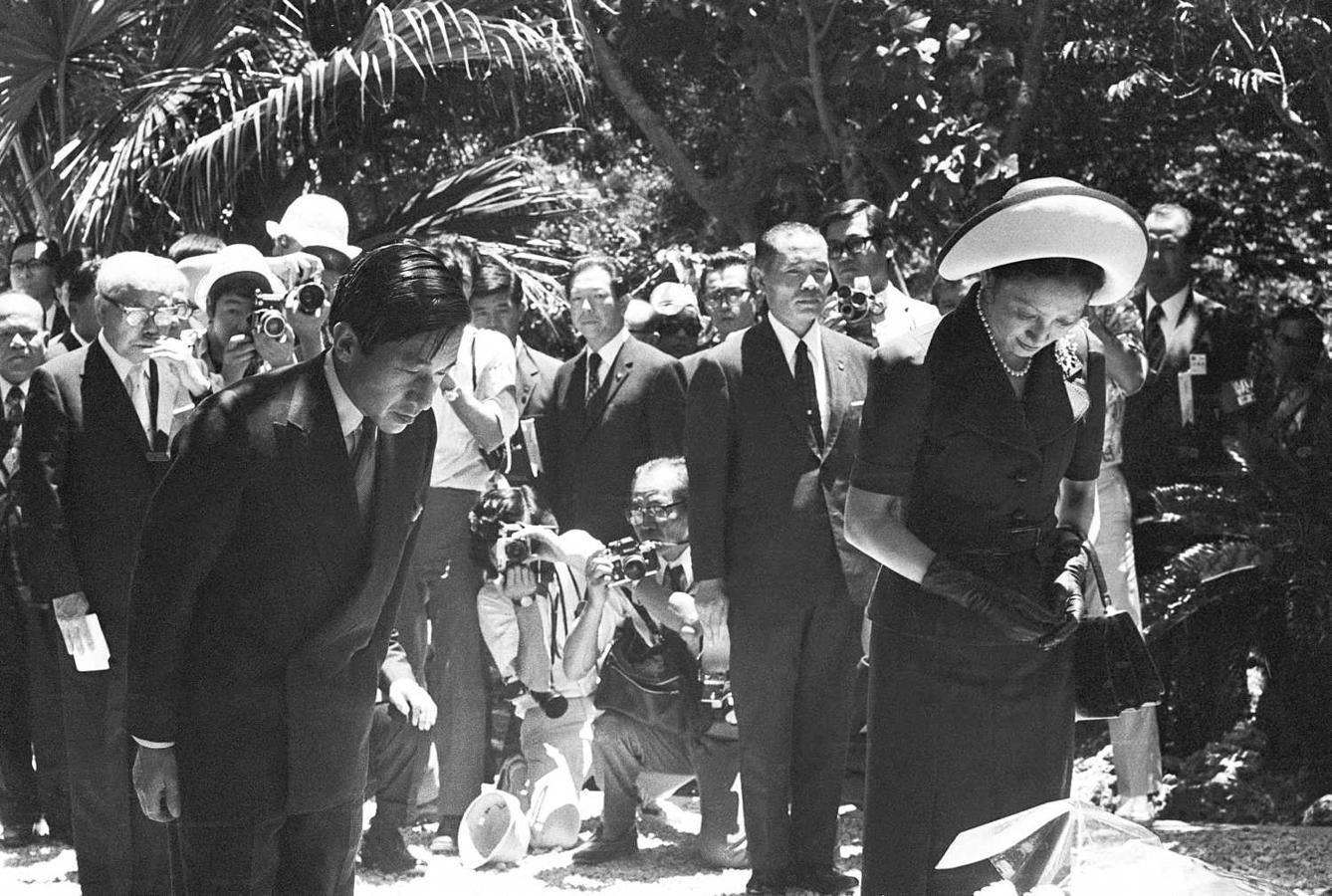 El príncipe heredero de Japón, Akihito, y la princesa heredera Michiko en el monumento a la paz Himeyuri en Itoman, en la isla de Okinawa, sur de Japón, Japón, 17 de julio de 1975