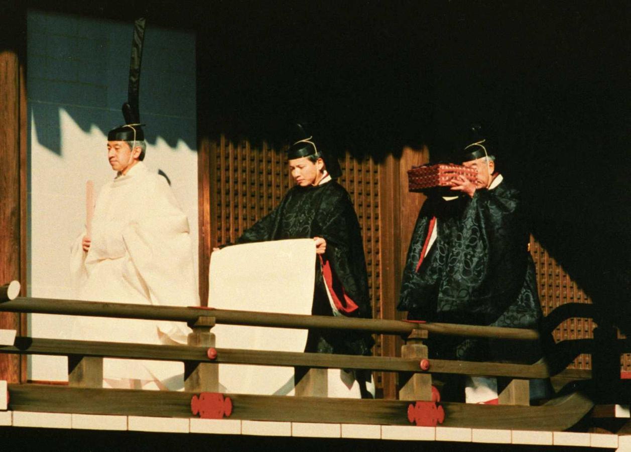 El emperador Akihito caminando delante de los sacerdotes antes de las ceremonia que marcan su acceso al Trono del Crisantemo
